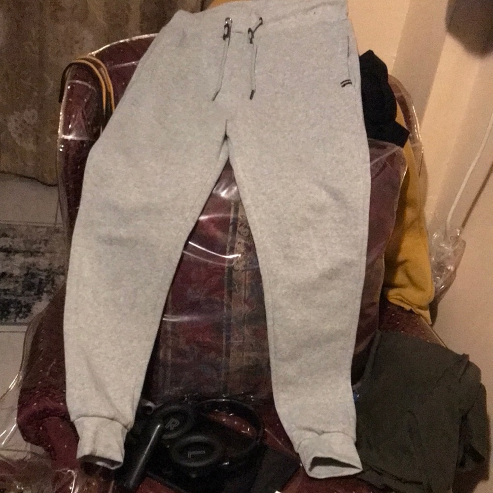 I am selling a pant size L color gray